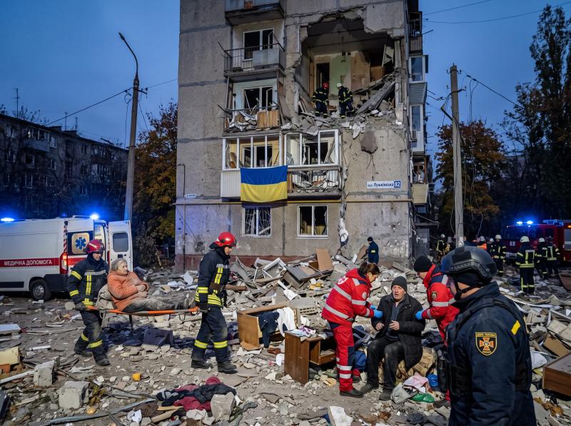 У Новобаварському районі Харкова сталася трагедія: внаслідок обстрілу з боку Російської Федерації одна особа загинула, а четверо отримали травми.